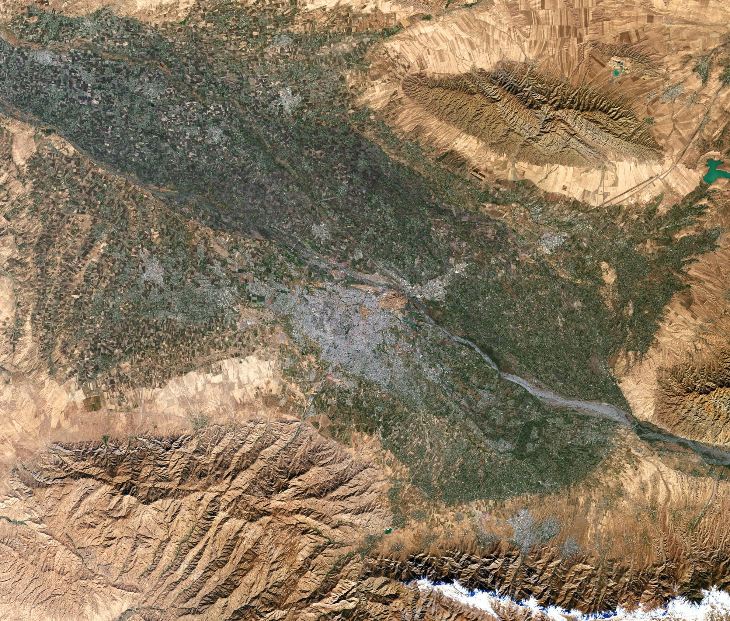 Samarkand on the Zarafshan river, where irrigation draws a green corridor through dry loess country. Landsat frame, 30 metres per pixel.